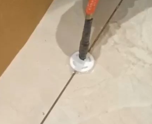 库车瓷砖空鼓维修公司专业解答瓷砖在铺贴过程中，如果没有涂抹均匀到位的粘结材料（如水泥砂浆或瓷砖胶），可能会导致以下问题