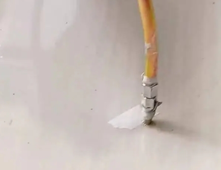 库车瓷砖空鼓维修公司专业解答在瓷砖铺贴过程中，如果使用的砂料过粗（如全部使用了粗砂），可能会导致以下问题