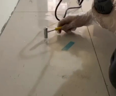 库车瓷砖开裂维修公司专业分享瓷砖在铺贴前如果没有沥干水分，将会导致以下问题