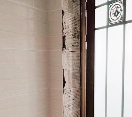 库车瓷砖空鼓免砸砖维修公司分享吸水砖泡水时间不够或过长都会对瓷砖铺贴效果产生影响